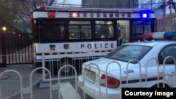 美国驻北京大使馆外面的警察执法车（可移动岗亭）和旁边街道上听着的警车。（网络图片）