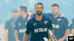 گرانت الیوت، بیتسمن نیوزیلند که با ضربۀ شش نمره یی تیمش را به دور نهایی کشاند