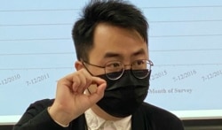 时事评论员李傲然表示，近一年来香港公民社会瓦解的氛围下，连做香港人都要偷偷摸摸 (美国之音汤惠芸)