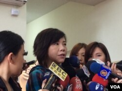 台湾民进党立委叶宜津2017年6月19日在立法院回答媒体提问（美国之音记者申华 2017年6月19日）