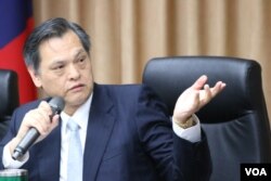 台湾陆委会主任委员陈明通5月17日对媒体发表谈话 （美国之音记者杨明拍摄）