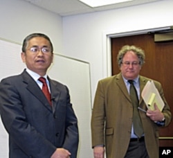 新疆大学杨忠东(左)和南加大美中学院副院长杜克雷