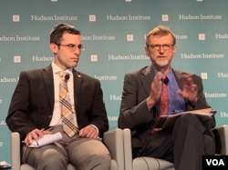 美国国际宗教自由委员会前主席丹尼尔·马可（左）和非政府组织自由媒体在线主席泰德·里皮恩在华盛顿哈德逊研究所一场讨论中国和梵蒂冈关系及中国宗教自由的研讨会上 （美国之音萧雨拍摄）
