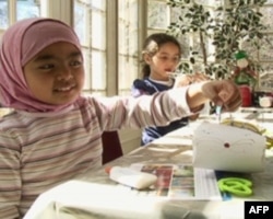 小朋友利用铁线与网袋创作