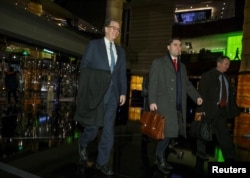 美国财政部负责国际事务的次长大卫·马尔帕斯和美国贸易谈判代表团其他成员1月7日谈判结束后返回北京的宾馆。