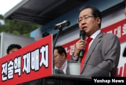 자유한국당 홍준표 대표가 지난 15일 대구에서 열린 전술핵 배치 대구·경북 국민보고대회에서 발언하고 있다.