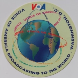 Iklan dan logo Voice of America (Foto: Sunu Budiarjo)