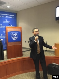 中国金融论坛研究院院长萧耿在《2015IFF中国报告》发布会上说，有关中国经济的评论大多低估了其改革和韧性。(美国之音萧洵拍摄)