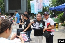 2019年6月9日反逃犯条例修法大游行前支持者和支联会主席何俊仁合影 （美国之音申华拍摄）