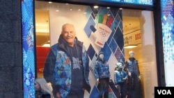 莫斯科市中心一家体育商店的橱窗。俄罗斯名电影导演米哈尔科夫支持索契奥运(美国之音白桦拍摄)