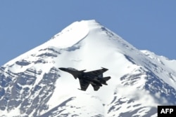 一架印度战机飞行在中印边境两国军队发生冲突的地区上空。（2020年6月23日）