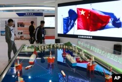 지난해 4월 중국 베이징 국제원자력산업박람회장의 국영 핵공업집단공사(CNNC) 부스에 부유식 해상 원자력발전소와 석유 굴착 시설 모형이 전시돼있다.