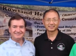 孟宪军与时任美国联邦众议员罗伊斯(Ed Royce)在罗兰岗的社区活动上。(2017年8月1日，本人提供）