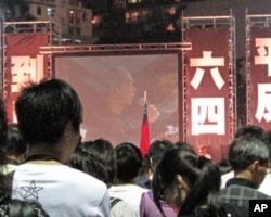 2010年六四烛光晚会市民听司徒华讲话