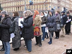 人们排队等待宣读姓名