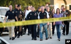 美国佛罗里达州奥兰多市的市长戴尔，警察局长约翰·米纳在惨案发生后前来召开记者会（2016年6月12日）