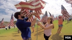 义工携手插旗（美国之音国符拍摄）