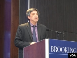 澳大利亚洛伊国际政策研究所研究员波波. 罗（美国之音莉雅拍摄）