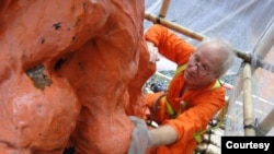 2013年高志活（Jens Galschiot）赴港统筹“国殇之柱”维修工作。（照片提供：高志活）