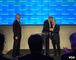 《华盛顿邮报》记者礼萨安在活动上感谢国务卿克里（美国之音叶林拍摄）