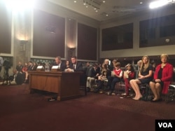 薛瑞福家人参加其提名确认听证会 (美国之音李逸华拍摄)