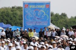 지난달 24일 북한 원산에서 열린 국제친선항공축전에서 주민들이 항공기 시범 비행을 지켜보고 있다.