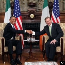 奥巴马和爱尔兰总理于都柏林握手