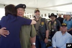 林登•约翰逊总统之女为越战老兵佩雷兹佩戴奖章，佩雷兹难掩激动之情。（2016年4月27日）