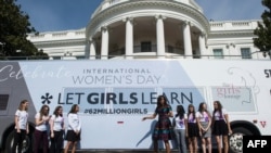 ABŞ-ın birinci xanımı Mişel Obama Ağ Evin qarşısında tələbə qızlarla Beynəlxalq Qadınlar Günü münasibətilə tədbirdə iştirak edir