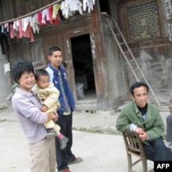 乌江边的村民跟记者交谈