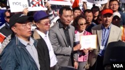 代表试图递送抗议信给ABC（美国之音记者国符拍摄）