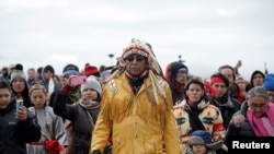 노스다코다주 보호구역 내 원주민 '스탠딩 락 수' 족의 정신적 지도자인 아르볼(가운데) 추장이 지난 29일 경찰 저지선 앞에서 시위대를 이끌고 있다.