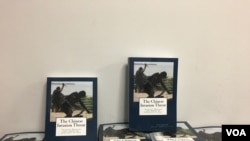 易思安新书《中国的侵略威胁》（美国之音钟辰芳拍摄）