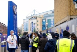 صف مردم برای دریافت واکسن کرونا در استادیوم استمفورد بریج، در چلسی لندن - ۲۷ آذر ۱۴۰۰