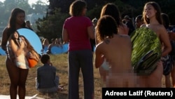 Des femmes nues en face du Quicken Loans Arena lors de la séance de photographie organisé par Spencer Tunick à Cleveland, Ohio, le 17 juillet 2016.