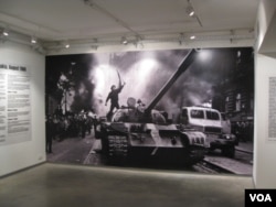 2011年在莫斯科举办的一个图片展览介绍苏军1968年8月入侵捷克斯洛伐克，镇压布拉格之春。（美国之音白桦）