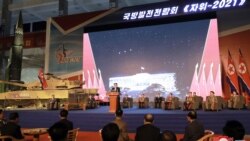 김정은(가운데) 북한 국무위원장이 지난 10월 국방발전전람회 '자위-2021'에서 연설하고 있다.