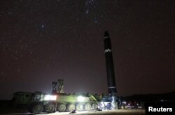 북한이 지난해 11월 신형 대륙간탄도미사일 '화성-15형' 발사 모습을 공개했다. 미사일이 이동식발사차량에 실려있다.