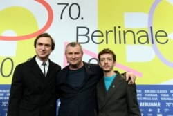 وادیم پرلمن کاگردان (وسط) همراه با دو بازیگر اصلی فیلم