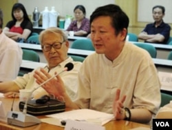 北京历史学者章立凡(前排右侧) (美国之音张楠拍摄)