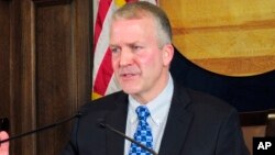 댄 설리반 공화당 상원의원.