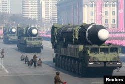 Arhiva - Interkontinentalna balistička raketa tokom vojne parade povodom proslave 70. godišnjice Korejske narodne armije na Skveru Kim Il Sunga, u Pjongjangu, na fotografiji koju je objavila sjevernokorejska Centralna novinska agencija (KCNA), 9. februara 2018.