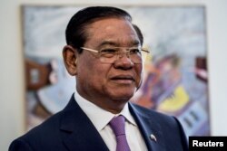 រូបឯកសារ៖ លោក ស ខេង ឧបនាយករដ្ឋមន្ត្រី និង​ជា​រដ្ឋមន្ត្រី​ក្រសួង​មហាផ្ទៃ ចូលរួម​ក្នុង​កិច្ចប្រជុំ​មួយ​ជាមួយ​នឹង​រដ្ឋមន្ត្រី​ក្រសួង​មហាផ្ទៃស៊ុយអែត លោក Anders Ygeman នៅ​ទីក្រុង Stockholm ប្រទេស​ស៊ុយអែត ថ្ងៃទី២៥ ខែឧសភា ឆ្នាំ២០១៥។ (Reuters)