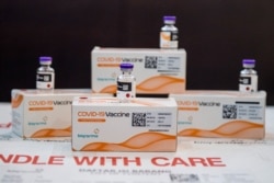 Paket vaksin COVID-19 Bio Farma di Command Center dan Sistem Manajemen Distribusi Vaksin (SMDV) Bio Farma, Bandung, Jawa Barat, 7 Januari 2021. (Antara Foto / M Agung Rajasa via REUTERS)