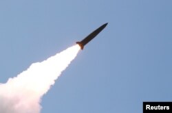 북한이 지난 9일 김정은 국무위원장의 지도 아래 조선인민군 전방 및 서부전선방어부대들의 화력타격훈련을 실시했다면서, 단거리탄도미사일로 추정되는 발사체 발사 장면을 공개했다.