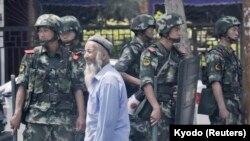 资料照片：中国武警2013年6月29日在新疆乌鲁木齐市街头（日本共同社）