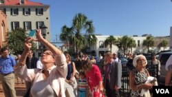 مردم در حال گوش دادن به ناقوس کلیسای امانوئل چارلستون - ۳۱ خرداد ۱۳۹۴