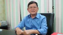 លោកវេជ្ជបណ្ឌិត គី សន្ទី ប្រធានមន្ទីរពេទ្យគន្ធបុប្ផាភ្នំពេញ ផ្តល់សម្ភាសន៍ដល់ VOA អំពីការការពារខ្លួនរបស់ក្រុមគ្រូពេទ្យ នៅថ្ងៃទី១៨ ខែមីនា ឆ្នាំ២០២០។ (កាន់ វិច្ឆិកា/VOA Khmer)