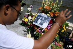 Seorang peserta doa bersama berdoa di tugu peringatan untuk para korban bom Bali 2002 dalam peringatan 17 tahun serangan teroris di Kuta, Bali, 12 Oktober 2019. (Foto: AFP)