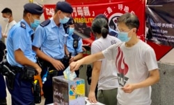 支联会表示，警察怀疑他们使用了已批准的筹款的纸箱，其实是用来收集市民写给在囚犯或者天安门母亲的名信片，为免误放置纸箱收起(美国之音/汤惠芸）